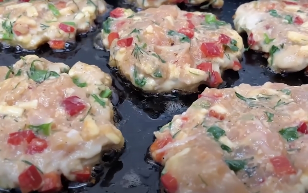 Котлеты из куриного филе: сочные и нежные без лука. Секрет в хитром сочетании простых продуктов Котлеты из куриного филе: сочные и нежные без лука. Секрет в хитром сочетании простых продуктов