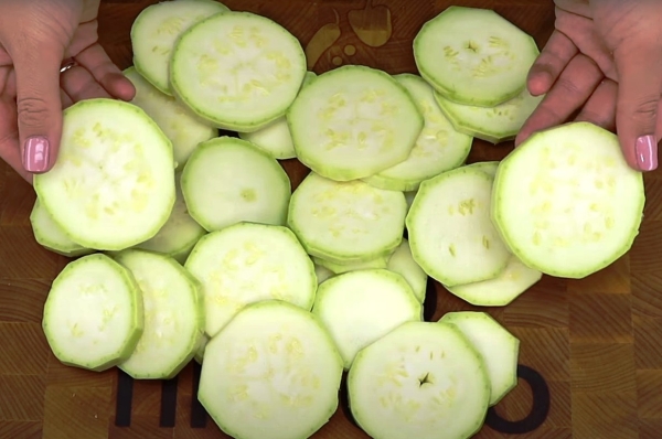 Кабачки с интересным вкусом за 30 минут: готовлю в духовке сразу на всю семью. Это очень просто!