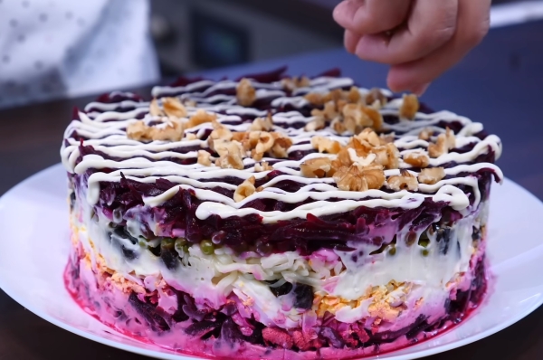 Открытие для хозяек: готовим этот салат за 3 дня до праздника! Чем дольше стоит, тем он аппетитнее! Открытие для хозяек: готовим этот салат за 3 дня до праздника! Чем дольше стоит, тем он аппетитнее!