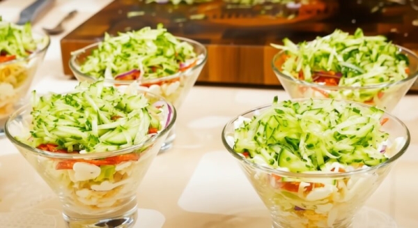 Просто нарежьте все соломкой: как приготовить шикарный праздничный салат-коктейль без лишних хлопот! Просто нарежьте все соломкой: как приготовить шикарный праздничный салат-коктейль без лишних хлопот!