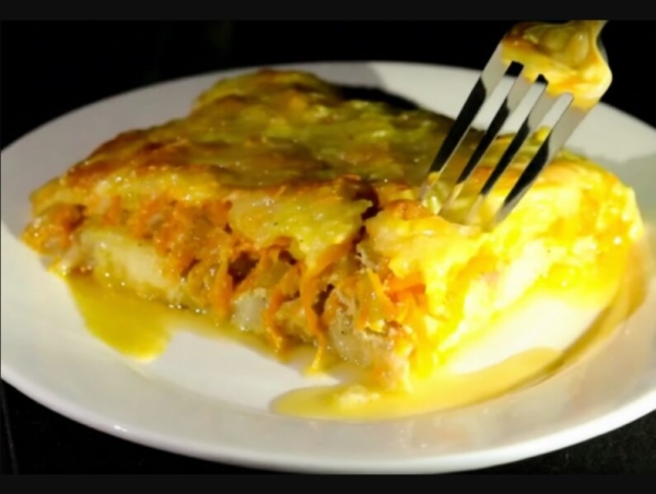 Все просто: залили соусом, поставили в духовку. Рыба по-французски — быстро и очень вкусно!