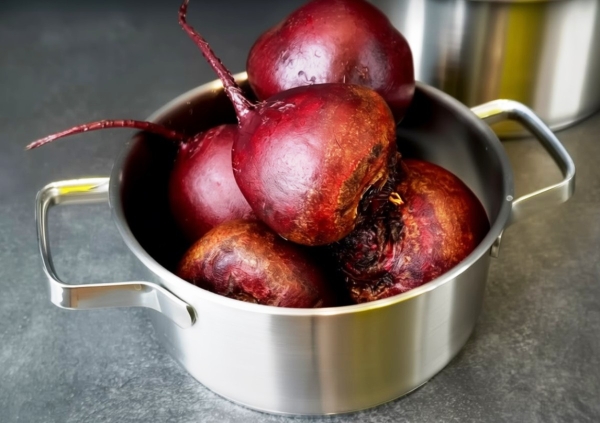 Готовлю большую кастрюлю и ставлю в холодильник. Теплый свекольный салат — закуска и намазка одновременно!