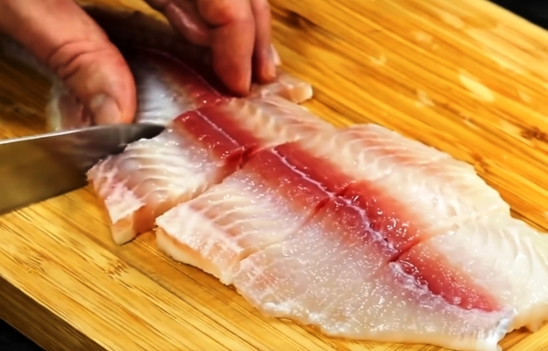 Все просто: залили соусом, поставили в духовку. Рыба по-французски — быстро и очень вкусно!