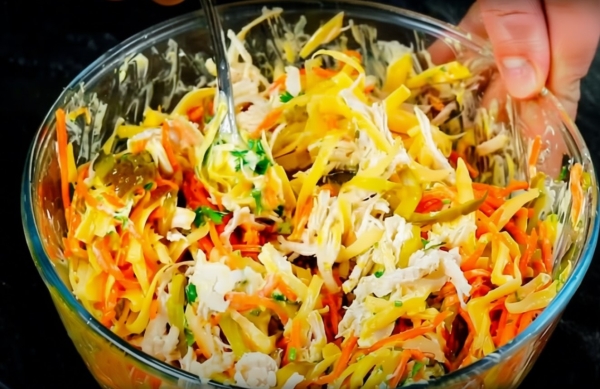 Салат с курицей и корейской морковью. Пикантное Новогоднее блюдо для Огненной Лошади! Салат с курицей и корейской морковью. Пикантное Новогоднее блюдо для Огненной Лошади!