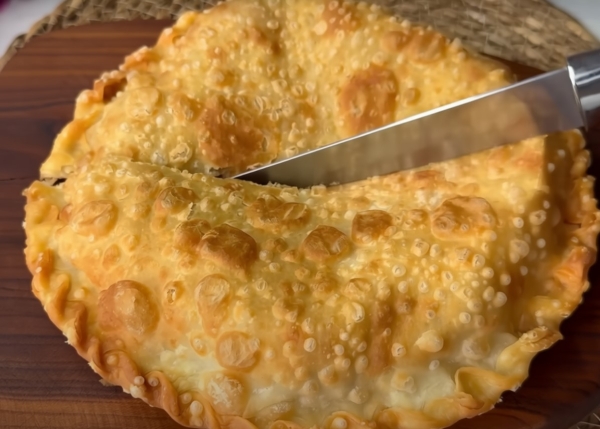 Забудьте про чебуреки! Этот грузинский пирог с мясной начинкой настолько сочный и ароматный, что его хочется есть каждый день