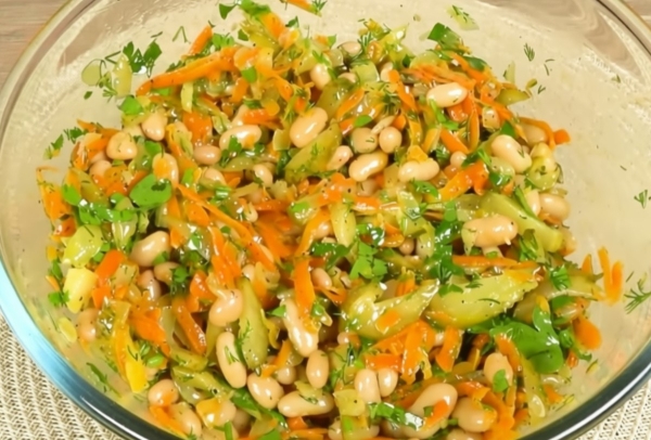 Бюджетный салат с фасолью: просто, быстро и сытно. Готовится за 3 минуты! Бюджетный салат с фасолью: просто, быстро и сытно. Готовится за 3 минуты!