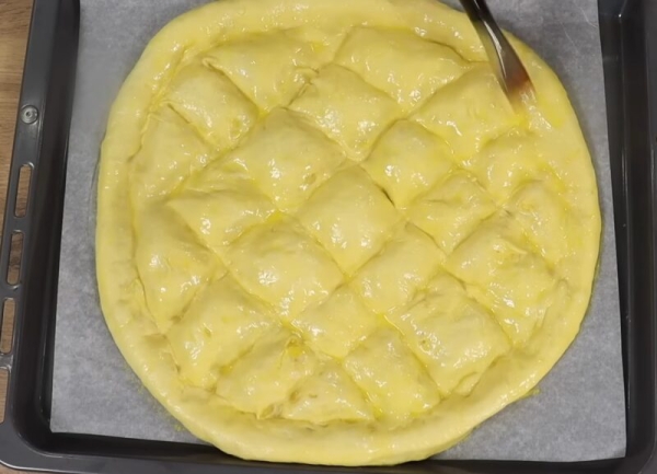 Большая пампушка с чесноком на нежном тесте с начинкой: устоять невозможно!