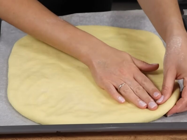 Большая пампушка с чесноком на нежном тесте с начинкой: устоять невозможно!