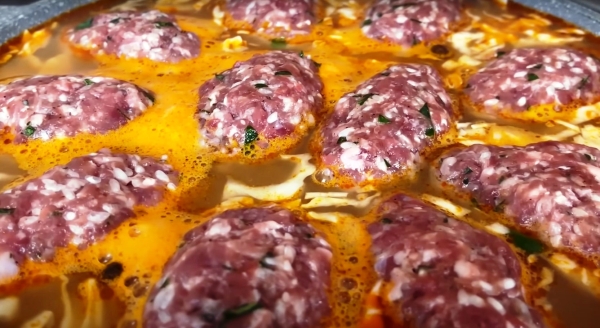 Все сложила в сковороду и забыла. Сочное ароматное блюдо с овощами и тефтелями: рецепт из простых продуктов