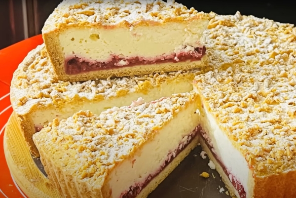 Вкуснятина к чаю: сладкий пирог с малиной и творогом. Два слоя невероятно нежной начинки!