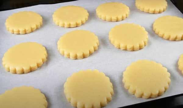 Забытый вкус детства: как приготовить коржики из СССР за 8 копеек — нежные, как облако и рассыпчатые, как снег