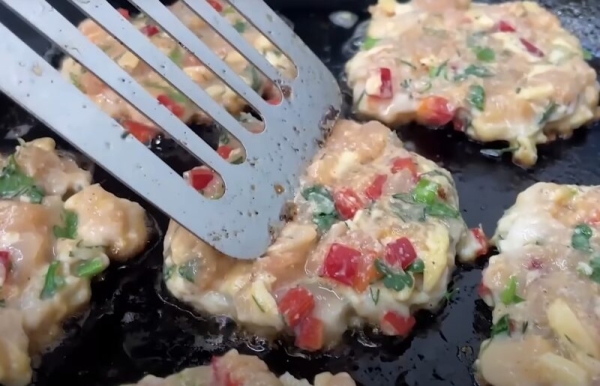 Котлеты из куриного филе: сочные и нежные без лука. Секрет в хитром сочетании простых продуктов Котлеты из куриного филе: сочные и нежные без лука. Секрет в хитром сочетании простых продуктов