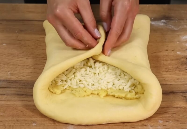 Большая пампушка с чесноком на нежном тесте с начинкой: устоять невозможно!