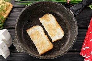 Бутерброд со шпротами и солеными огурцами