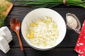 Бутерброд со шпротами и солеными огурцами