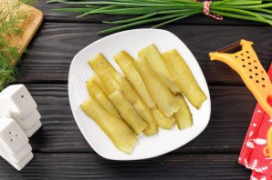 Бутерброд со шпротами и солеными огурцами