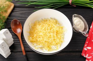 Бутерброд со шпротами и солеными огурцами