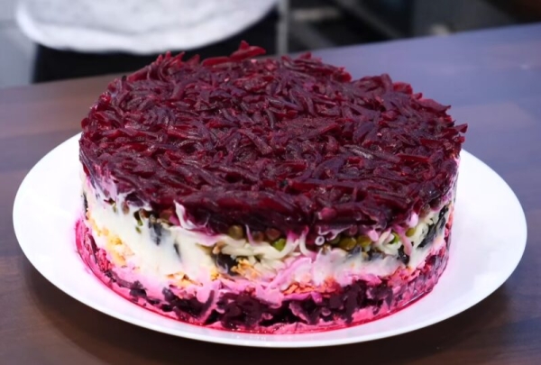 Открытие для хозяек: готовим этот салат за 3 дня до праздника! Чем дольше стоит, тем он аппетитнее! Открытие для хозяек: готовим этот салат за 3 дня до праздника! Чем дольше стоит, тем он аппетитнее!