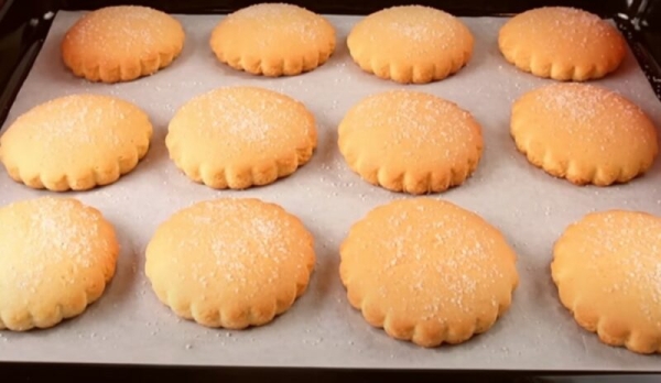 Забытый вкус детства: как приготовить коржики из СССР за 8 копеек — нежные, как облако и рассыпчатые, как снег