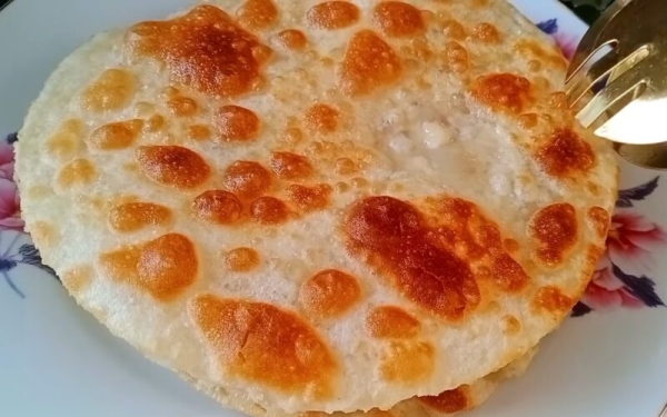 Всего 3 ингредиента! Эти лепёшки на сковороде — просто находка: мягкие, с аппетитной золотистой корочкой