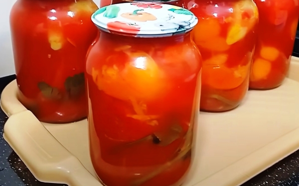Фаршированный перец по-новому: удивительное сочетание моркови, овощей и томатной заливки!