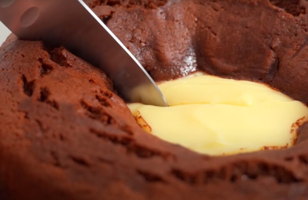 Выпекайте пирог с кремом прямо в духовке — секрет шоколадного «Вулкана»! Выпекайте пирог с кремом прямо в духовке — секрет шоколадного «Вулкана»!