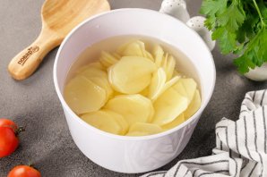 Картошка по-французски с помидорами