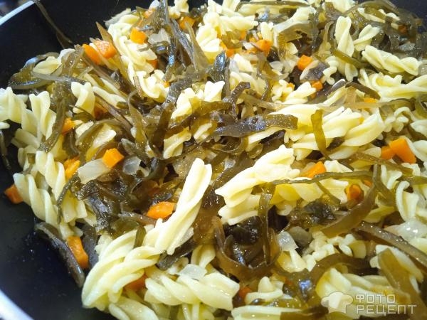 Рецепт: Макароны на сковороде - с морской капустой Рецепт: Макароны на сковороде - с морской капустой