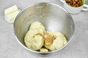 Рождественский дрожжевой штоллен