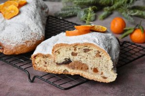 Рождественский дрожжевой штоллен