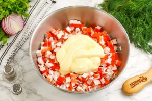 Салат из крабовых палочек и кукурузы