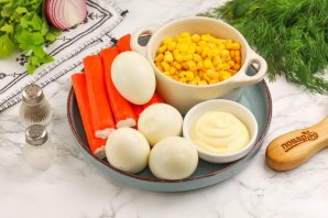 Салат из крабовых палочек и кукурузы