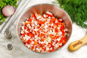 Салат из крабовых палочек и кукурузы