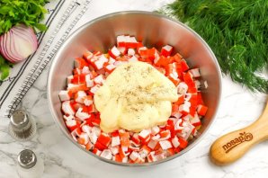Салат из крабовых палочек и кукурузы
