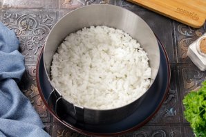 Салат с сайрой и рисом