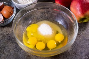 Шарлотка с яблоками и корицей Шарлотка с яблоками и корицей