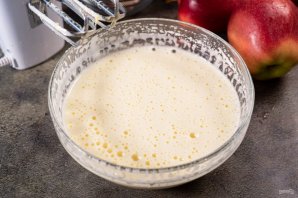 Шарлотка с яблоками и корицей Шарлотка с яблоками и корицей