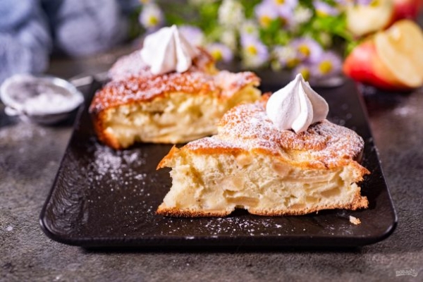 Шарлотка с яблоками и корицей Шарлотка с яблоками и корицей