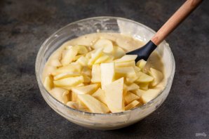 Шарлотка с яблоками и корицей Шарлотка с яблоками и корицей