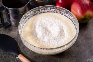 Шарлотка с яблоками и корицей Шарлотка с яблоками и корицей